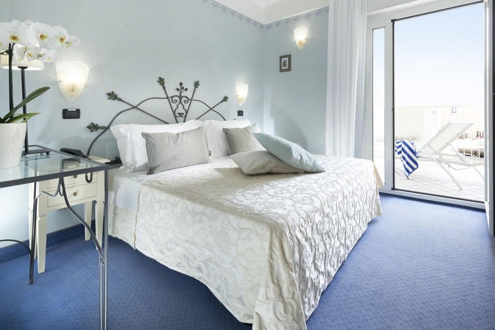 ריצ'יונה Hotel Apollo מראה חיצוני תמונה